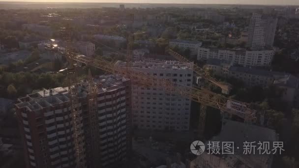 建筑起重机和建筑施工的鸟瞰图视频