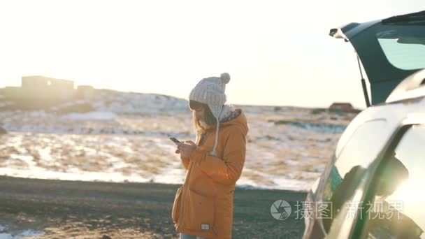 旅行女孩在室外键入邮件视频