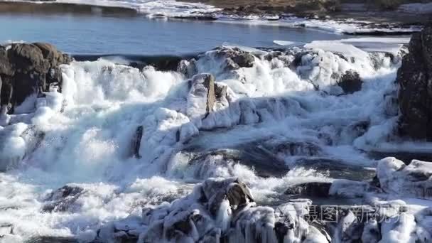 粗糙的冬天山河特写视频