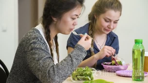 女孩饮食健康营养吃沙拉聊天视频