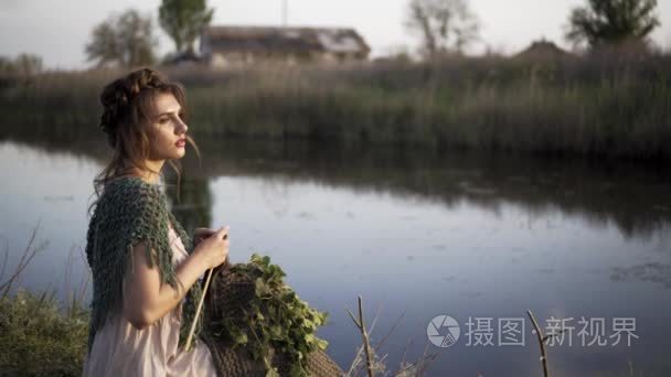 梦幻女郎在宁静的湖畔享受着淡淡的晚风。荒野中无辜的仙女的神奇举动