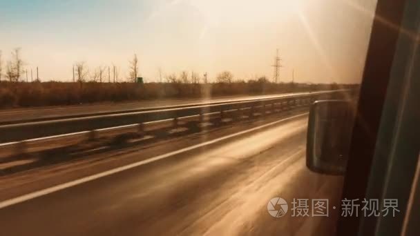 汽车快速乘坐66美国自由之旅的道路。概念旅行由生活方式汽车