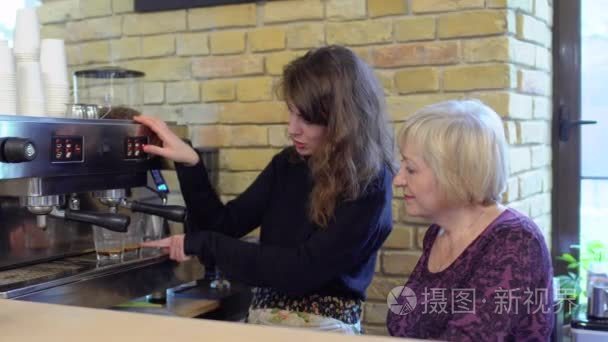 咖啡机教奶奶煮咖啡视频