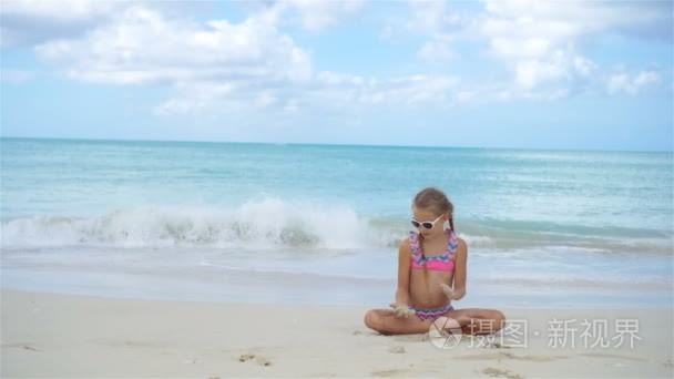 可爱的小女孩躺在白色沙滩上视频