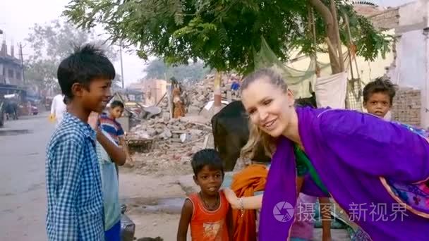 印度温达文 2017年10月13日: 贫穷的印度孩子在途中对 parikrama 献身者克里希纳  温达文被认为是圣洁地方