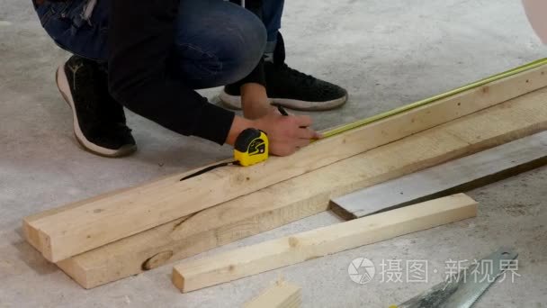 卷尺测量木材的小板