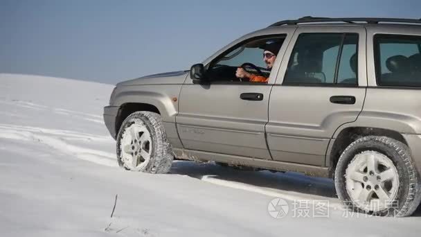 在雪地里开车。雪海滩上的冬季车轨。在雪路上开赛车。跟踪冬季赛车与太阳反射。比赛在轨道在冬天