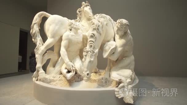 在阿布扎比新卢浮宫博物馆展出的展品录像