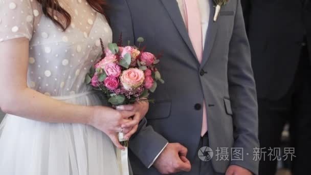 新娘举行婚礼的花束视频