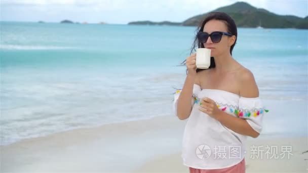 喝热咖啡的年轻妇女享受假日视频