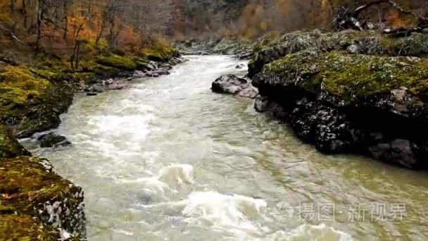 秋季风景与山区河流视频