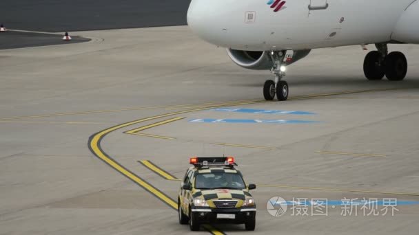 空中客车 A320 在杜塞尔多夫机场服务车之后跟随