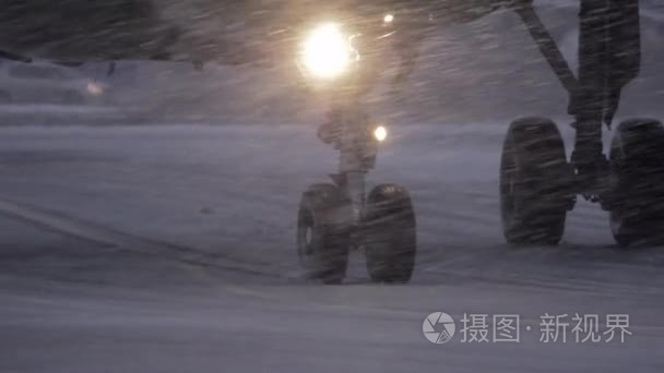 在大雪中失控的飞机车轮视频