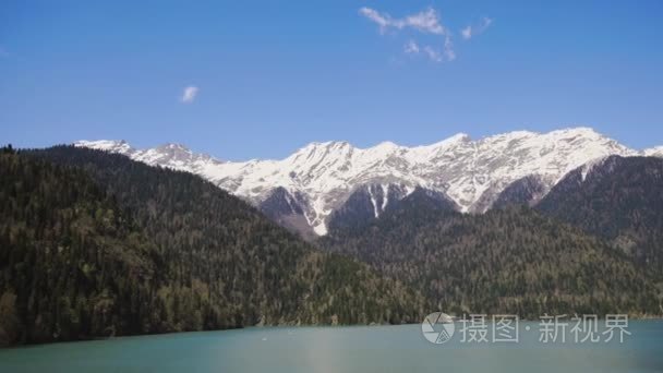 阳光明媚的大湖山区地形全景视频