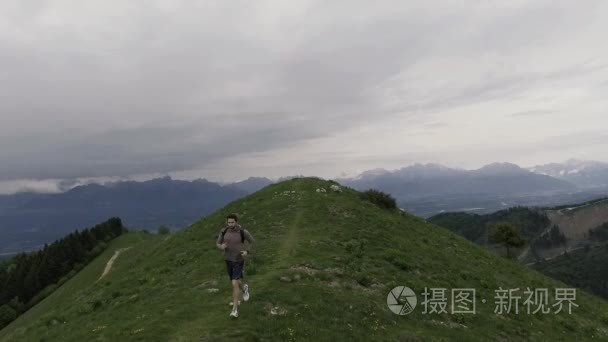 运动员奔跑在峭壁和山全景视频