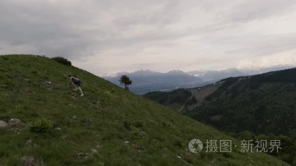 攀登山和美丽的全景的运动员视频