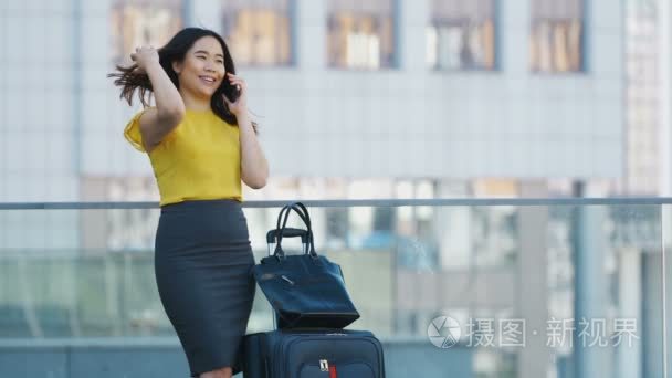 亚洲商界女性谈论手机户外活动视频