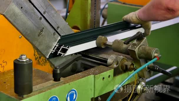 工人手切割铝型材与圆锯厂慢动作短视频