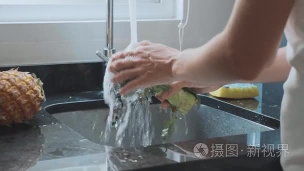 特写女人手洗西兰花在家庭厨房视频