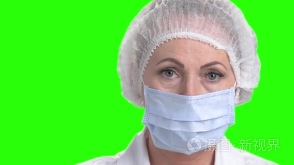 关闭女医生的外科帽子和面具视频