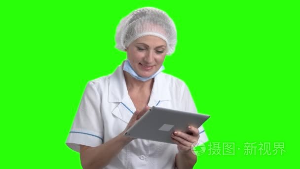 白种医生与数字片在绿色屏幕上视频
