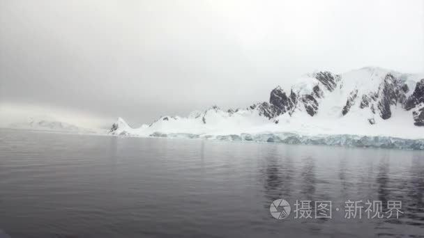 从南极洲海洋看雪山景观视频