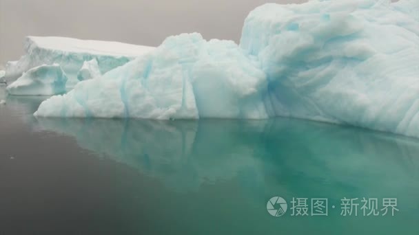 南极洲海洋中的浮冰和冰山视频