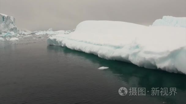 南极洲海洋中的浮冰和冰山
