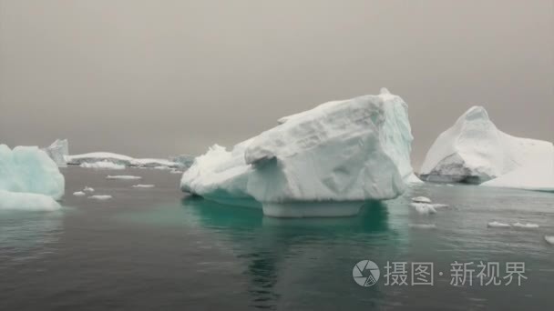 南极洲海洋中的冰山和浮冰视频