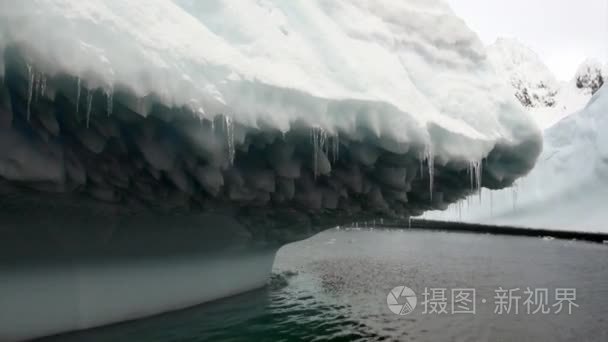 南极洲海洋中巨大的巨大冰山视频