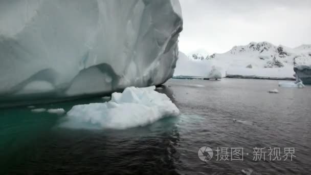 南极洲海洋中的冰山和浮冰视频