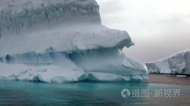 南极洲海洋中巨大的巨大冰山视频
