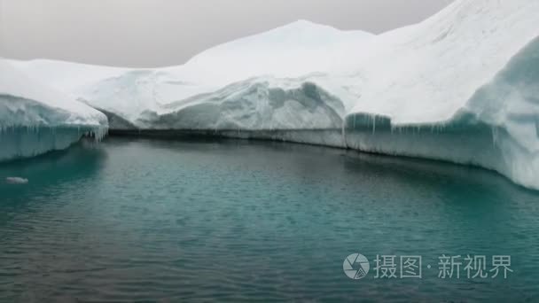 南极洲海洋中巨大的冰山和浮冰视频