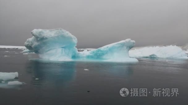 南极洲海洋中的冰山和浮冰视频