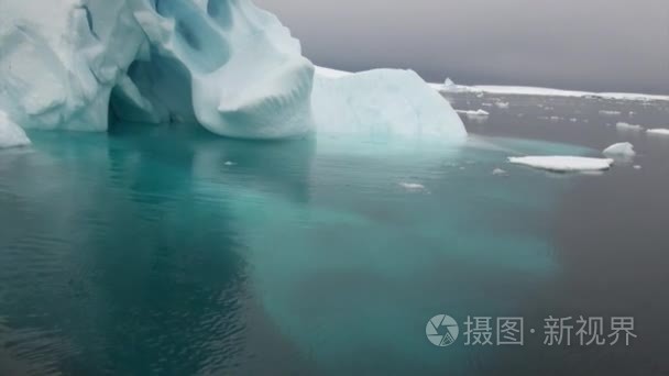 南极洲海洋中的冰山和浮冰视频