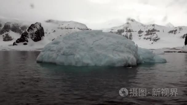 南极洲海洋中的冰山和浮冰视频