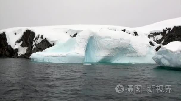 南极洲海洋中的冰山和浮冰视频
