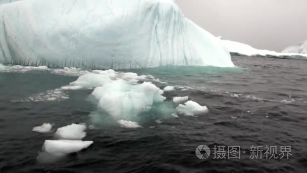 南极洲海洋中的冰山和浮冰视频