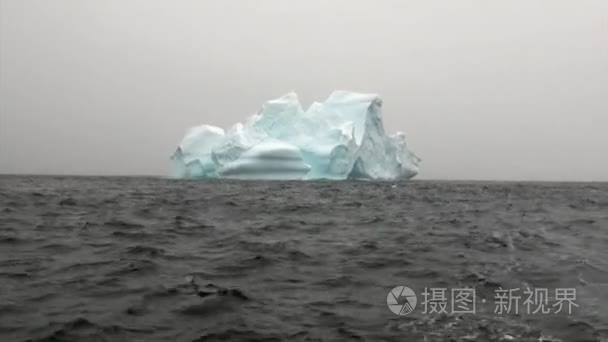 南极洲海洋中的冰山和浮冰视频