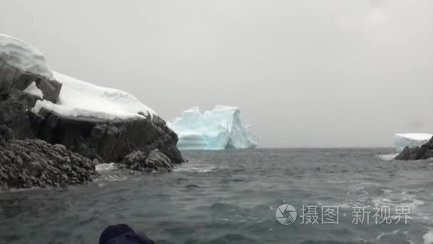南极洲海洋中的冰山视频