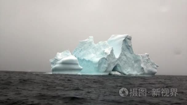 南极洲海洋中的冰山视频