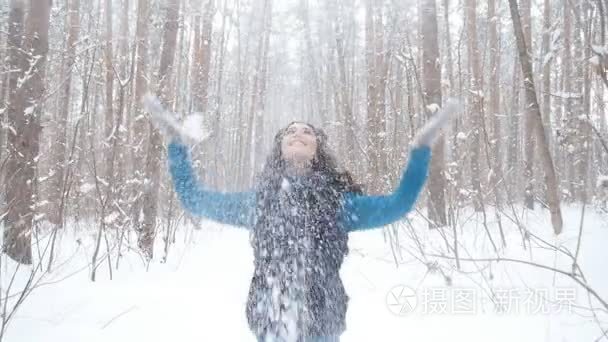 年轻快乐微笑妇女投掷雪