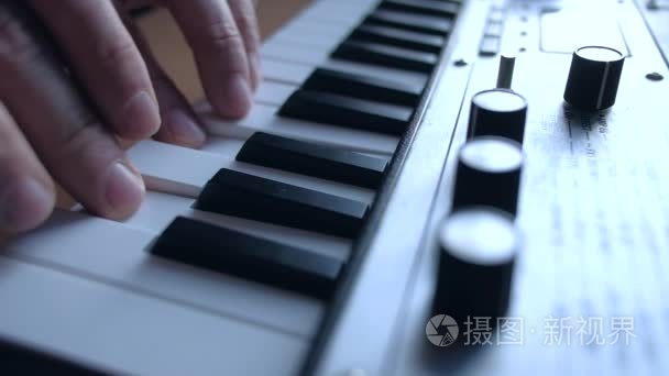 音乐家演奏音乐键盘上视频