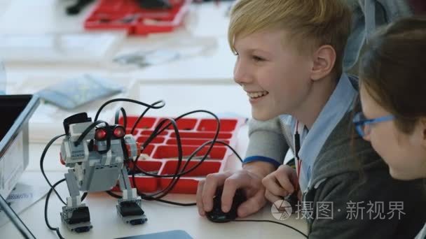 孩子们学习如何在斯科尔科沃上编程机器人