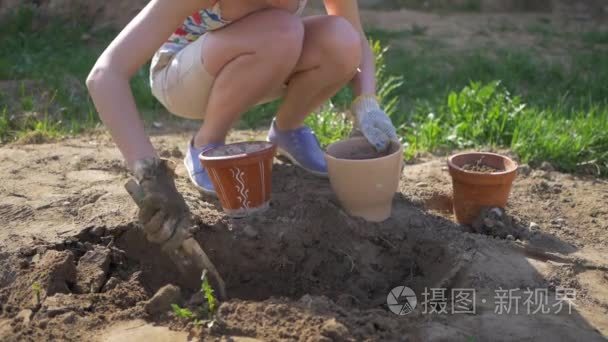女孩把泥土留在花盆里视频
