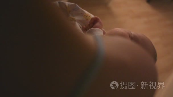 关闭父母抱住新生婴儿