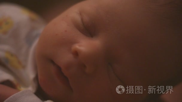 关闭父母抱住新生婴儿