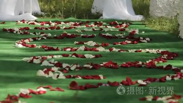 婚礼上地板上的花花瓣视频