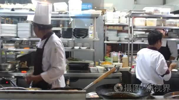 苏梅岛, 泰国, 5月20日2018年4月。专业厨师在平底锅上点火油。库克在现代化的厨房里工作, 有很多配料。3840x2160