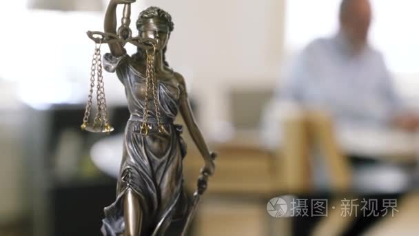 律师事务所女法官雕像视频
